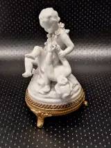Set van twee Unterweissbach biscuit porseleinen putti beeldengroepen in Louis XV-stijl – foto 4 – kavel bij De Kringwinkel, Gent
