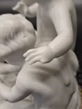 Set van twee Unterweissbach biscuit porseleinen putti beeldengroepen in Louis XV-stijl – foto 5 – kavel bij De Kringwinkel, Gent