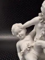 Set van twee Unterweissbach biscuit porseleinen putti beeldengroepen in Louis XV-stijl – foto 6 – kavel bij De Kringwinkel, Gent