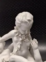 Set van twee Unterweissbach biscuit porseleinen putti beeldengroepen in Louis XV-stijl – foto 7 – kavel bij De Kringwinkel, Gent