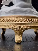 Set van twee Unterweissbach biscuit porseleinen putti beeldengroepen in Louis XV-stijl – foto 8 – kavel bij De Kringwinkel, Gent