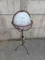 Decoratieve wereldbol op metalen standaard – kavel bij De Kringwinkel, Oudenaarde