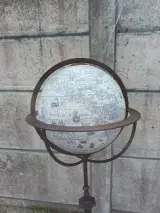 Decoratieve wereldbol op metalen standaard – foto 3 – kavel bij De Kringwinkel, Oudenaarde