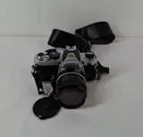 Nikon FM analoge spiegelreflexcamera met lens en draagriem – foto 2 – kavel bij De Kringwinkel, Geraardsbergen