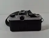 Nikon FM analoge spiegelreflexcamera met lens en draagriem – foto 3 – kavel bij De Kringwinkel, Geraardsbergen