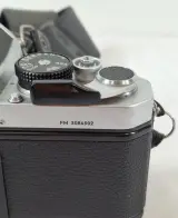 Nikon FM analoge spiegelreflexcamera met lens en draagriem – foto 4 – kavel bij De Kringwinkel, Geraardsbergen
