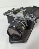 Nikon FM analoge spiegelreflexcamera met lens en draagriem – foto 7 – kavel bij De Kringwinkel, Geraardsbergen