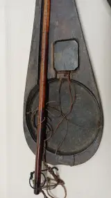Oude houten weegschaal met metalen schalen – foto 4 – kavel bij De Kringwinkel, Zottegem
