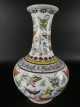Decoratieve Chinese Famille Rose 'Honderd Vlinders' Vaas – foto 2 – kavel bij De Kringwinkel, Heverlee
