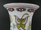 Decoratieve Chinese Famille Rose 'Honderd Vlinders' Vaas – foto 3 – kavel bij De Kringwinkel, Heverlee