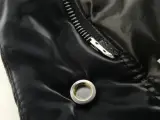 Zwarte lange gewatteerde damesjas met capuchon - Guess – foto 17 – kavel bij De Kringwinkel, Heverlee