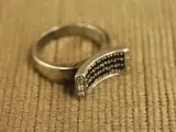 Sterling zilveren ring met zwarte en kleurloze stenen – foto 3 – kavel bij De Kringwinkel, Antwerpen