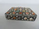 Decoratief sieradendoosje met gekleurde stenen – kavel bij De Kringwinkel, Diest