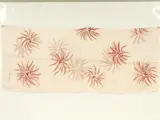 Christian Dior 100% zijden foulard in poederroze met ton sur ton bloemenmotief afgewerkt met grijze accenten – kavel bij De Kringwinkel, Antwerpen