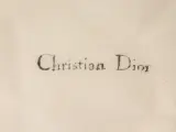 Christian Dior 100% zijden foulard in poederroze met ton sur ton bloemenmotief afgewerkt met grijze accenten – foto 3 – kavel bij De Kringwinkel, Antwerpen