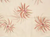 Christian Dior 100% zijden foulard in poederroze met ton sur ton bloemenmotief afgewerkt met grijze accenten – foto 4 – kavel bij De Kringwinkel, Antwerpen