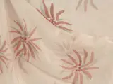 Christian Dior 100% zijden foulard in poederroze met ton sur ton bloemenmotief afgewerkt met grijze accenten – foto 5 – kavel bij De Kringwinkel, Antwerpen