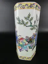 Chinese zeshoekige Famille Rose-vaas – reproductie – kavel bij De Kringwinkel, Heverlee