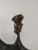 Abstract bronzen beeld op stenen voet – foto 6 – kavel bij De Kringwinkel, Turnhout