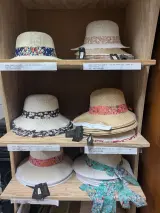 Ca. 35x Dames zomerhoeden met strik, zomerhoed, diverse kleuren – kavel bij Onlineveilingmeester