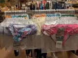Ca. 50x Zwembroekjes voor meisjes, paars / roze, maten 104, 116, 128 – foto 4 – kavel bij Onlineveilingmeester