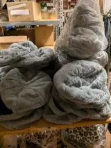 Ca. 200x Dames winterpetten en hoeden, diverse kleuren – foto 2 – kavel bij Onlineveilingmeester