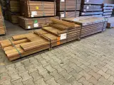 Ca. 77x Guyana Teak Palen Geschaafd, 45x45mm, lengte 16/185cm, 15/215cm, 22/245cm, 24/275cm – foto 3 – kavel bij Onlineveilingmeester