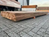 Ca. 95x Guyana Teak Onderliggers Geschaafd Gevingerlast, 40x60mm, lengte 395cm – foto 2 – kavel bij Onlineveilingmeester
