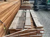Ca. 98x Angelim Pedra Beschoeiingsplanken, 20x200mm, lengte 31/200cm, 41/250cm, 26/300cm – kavel bij Onlineveilingmeester
