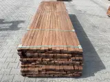 Ca. 102x Hardhouten Onderliggers Geschaafd, 42x57mm, lengte 335cm – kavel bij Onlineveilingmeester