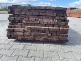 Ca. 102x Hardhouten Onderliggers Geschaafd, 42x57mm, lengte 335cm – foto 3 – kavel bij Onlineveilingmeester