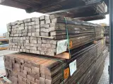 Ca. 140x Hardhouten Onderliggers Geschaafd, 40x70mm, lengte 305cm – foto 2 – kavel bij Onlineveilingmeester