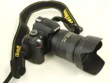 Nikon digitale D60 spiegelreflexcamera met lens, lader en draagtas – foto 12 – kavel bij De Kringwinkel, Antwerpen