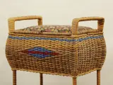 Charmante vintage rotan naaikist op poten met 2 opbergvakken en bloemmotief – foto 4 – kavel bij De Kringwinkel, Antwerpen