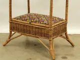Charmante vintage rotan naaikist op poten met 2 opbergvakken en bloemmotief – foto 5 – kavel bij De Kringwinkel, Antwerpen
