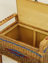 Charmante vintage rotan naaikist op poten met 2 opbergvakken en bloemmotief – foto 7 – kavel bij De Kringwinkel, Antwerpen