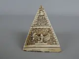 Decoratieve piramide met Egyptische hiërogliefen – kavel bij De Kringwinkel, Diest