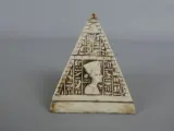 Decoratieve piramide met Egyptische hiërogliefen – foto 2 – kavel bij De Kringwinkel, Diest