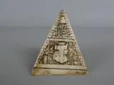 Decoratieve piramide met Egyptische hiërogliefen – foto 3 – kavel bij De Kringwinkel, Diest