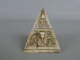 Decoratieve piramide met Egyptische hiërogliefen – foto 4 – kavel bij De Kringwinkel, Diest