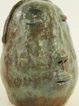 Expressief geglazuurd terracotta hoofd in groen- en bruintinten – foto 6 – kavel bij De Kringwinkel, Antwerpen