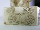 Decoratief Aziatisch beeld van een Chinese wijze – foto 4 – kavel bij De Kringwinkel, Heverlee