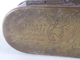 Vintage tabaksdoos met handgravures – foto 8 – kavel bij De Kringwinkel, Heverlee