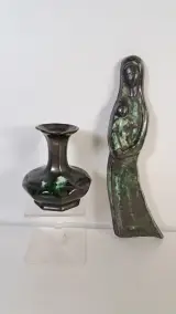 Twee vintage keramische objecten met groen-zwart glazuur – kavel bij De Kringwinkel, Turnhout