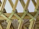 Set van 3 vintage rotan stoelen – decoratieve pauwenstoel en twee kinderstoelen – foto 14 – kavel bij De Kringwinkel, Heverlee