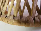Set van 3 vintage rotan stoelen – decoratieve pauwenstoel en twee kinderstoelen – foto 5 – kavel bij De Kringwinkel, Heverlee