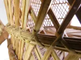 Set van 3 vintage rotan stoelen – decoratieve pauwenstoel en twee kinderstoelen – foto 6 – kavel bij De Kringwinkel, Heverlee