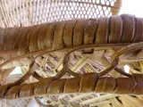 Set van 3 vintage rotan stoelen – decoratieve pauwenstoel en twee kinderstoelen – foto 7 – kavel bij De Kringwinkel, Heverlee