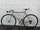 Koersfiets "ALAN" met retro onderdelen – kavel bij De Kringwinkel, Sint-Niklaas