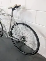 Koersfiets "ALAN" met retro onderdelen – foto 4 – kavel bij De Kringwinkel, Sint-Niklaas